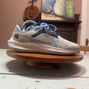 Nike Pegasus 40 UNC Tar Heels Mens Size 7.5 Sneaker Shoes DZ5968-100